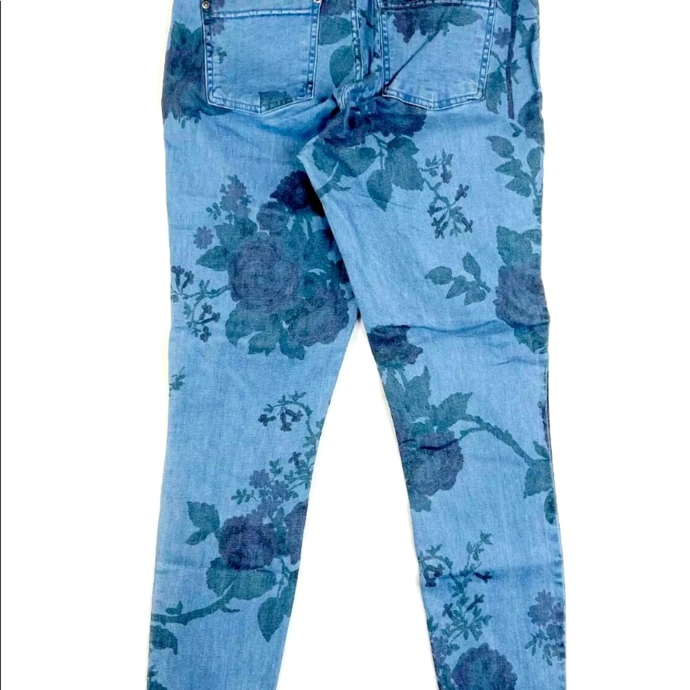 New denim leggings w/printed flowers by HUE. SizeS - Picture 6 of 10